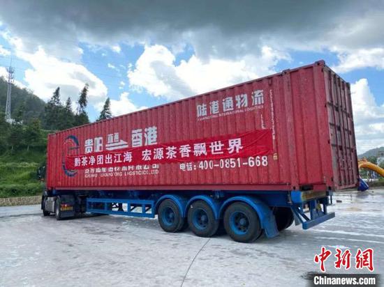 印江自治县茶叶装车即将出口马来西亚。 吴仕林 摄