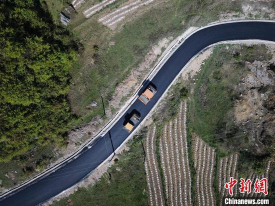 图为贵州乡村公路。 瞿宏伦 摄