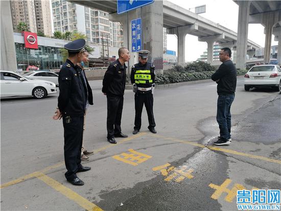 太慈桥街道办与交警现场处理。