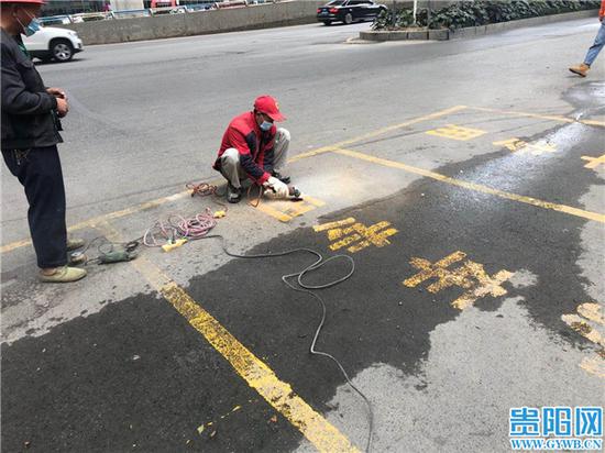 太慈桥街道办清除车位。