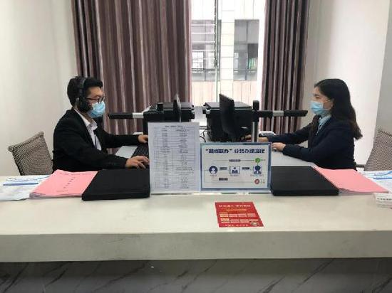 贵州桐梓县政务服务中心的“跨省联办”窗口。李惊亚 摄