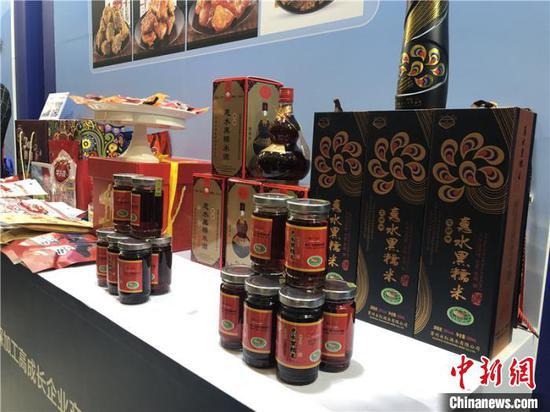 图为会场展示的贵州特色农产品加工而成的产品。 杨茜 摄