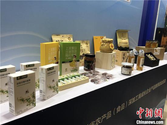 图为会场展示的贵州特色农产品加工而成的产品。 杨茜 摄