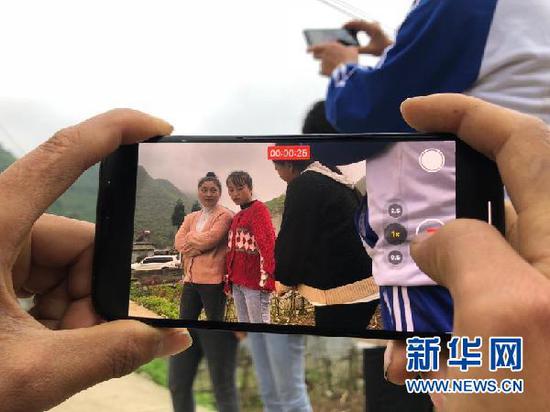 卜塘组现在网络信号通畅,陈家俩兄弟介绍,手机成为了他们的主要拍摄工具,以方便剪辑和网络传输。新华社记者 李凡 摄