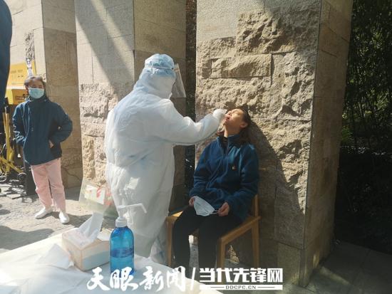 为队员们采集鼻拭子、咽拭子