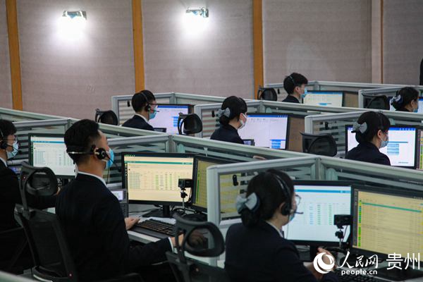 在贵州110服务中心,接线员正在工作。人民网 李宇摄