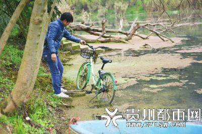管理员在公园河道里找到一辆共享单车