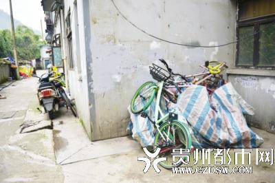 某小区楼下,一辆被损坏的共享单车。