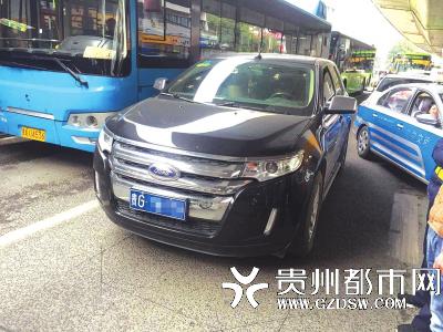 越野车突然停在路中,挡住了其他车辆通行。