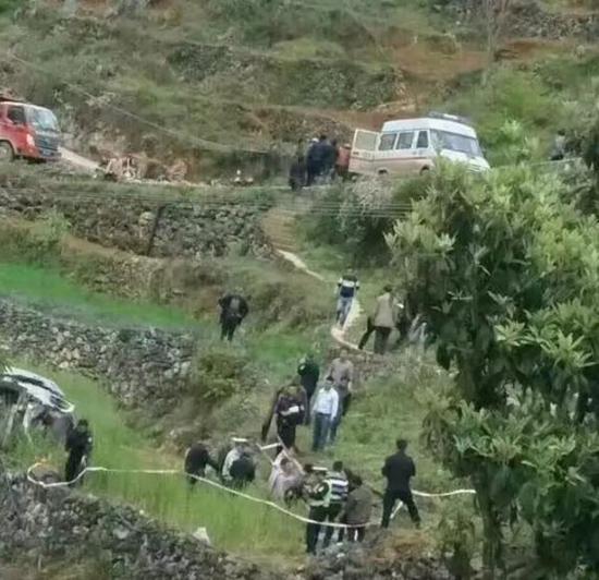 通报称,该车核载8人,实载8人,除驾驶员外,其余7人均是盘县一中学学生。驾驶员王亮则在事故中当场死亡。 事故发生后,省、市领导高度重视,先后作出系列重要批示。六盘水市人民政府相关副市长率当地公安、交警、信访、教育、交通、民政、卫计、消防等部门负责人赶赴现场,按照 三同步 工作机制要求组织、指挥处置工作。盘县县委、县政府也相继成立以盘县常务副县长为指挥长的临时指挥部,成立抢险应急救援、事故调查、善后、卫生医疗和民政、信访维稳、亲属接待等7个工作组,全力妥善处理事故善后事宜。