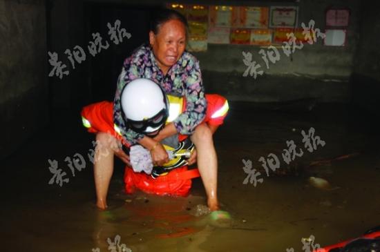 消防官兵背着老人到安全地带
