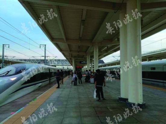 旅客改乘另一趟动车(左)
