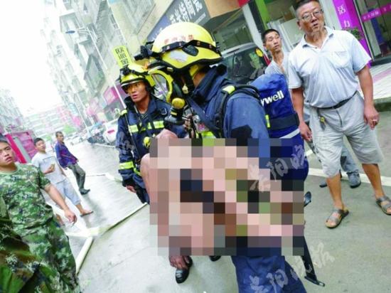 消防官兵救出被烟熏昏的女孩