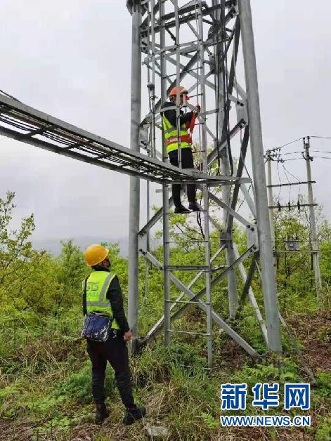 基站工作人员在贵州省毕节市百里杜鹃管理区戛木社区卜塘组检修设备。图片由中国移动通信集团贵州有限公司百里杜鹃分公司提供