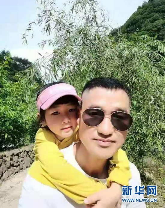 龙政安和女儿的合影。新华网发