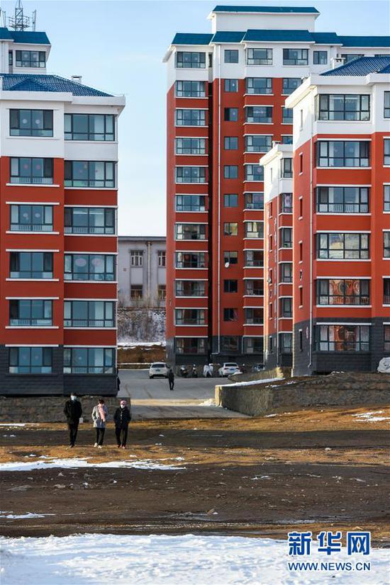 居民在内蒙古乌兰察布市卓资县易地搬迁房福安小区内散步(2020年3月26日摄)。新华社记者 连振 摄