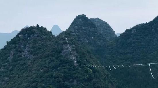 ▲两峰之隔,惊心动魄