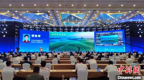 贵州省委副书记、省长谌贻琴作招商引资推介。宁南 摄