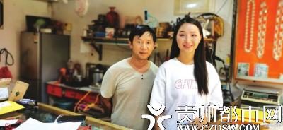 潘雪与师傅张永富合影。