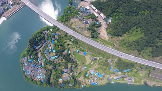 原来的寨章村道路难走且没有可以通车的公路