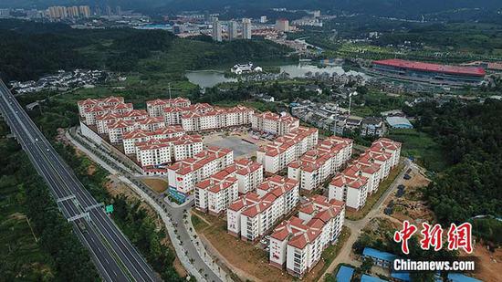 图为7月23日,航拍贵州省遵义市湄潭县黄家坝街道田坝社区崇德小区移民安置点。中新社记者 瞿宏伦 摄