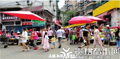 农贸市场外的“猪扒戒肉业连锁”平价肉店。