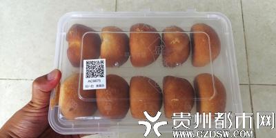 今年的省医职工食堂月饼目前只有这一种包装(盒上有防伪二维码)。