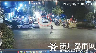 路某驾车跟了上去。