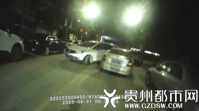 事故现场(右为涉嫌碰瓷的起亚轿车)。