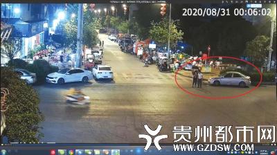 路某和同伙在街边等候目标离开。