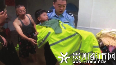 商户被淹,民警抱着孩子转移