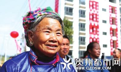 丹寨县扶贫生态移民新村,移民搬迁户领取到新房钥匙后开心得合不拢嘴。 黄晓海 摄