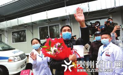 贵州最后1例新冠肺炎患者出院后向所有医护人员挥手致谢。