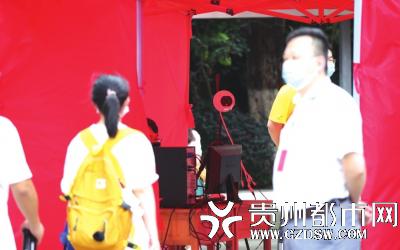 贵阳六中考场启用红外设备监控考生体温。