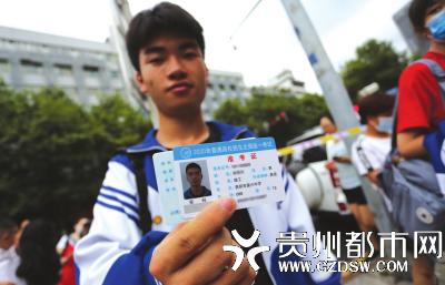 考生出示证件进入考场。