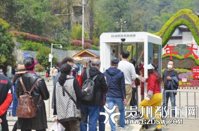 游客有序测温消毒入园。