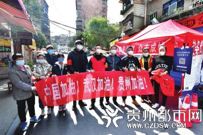 热心市民为值守卡点工作人员送来防疫物资。