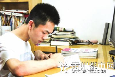 学习中的吴烨。