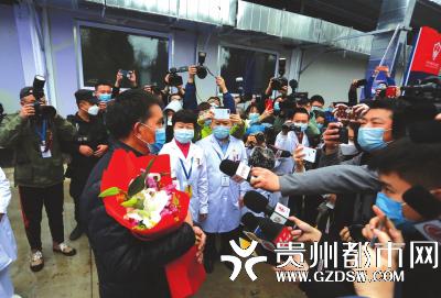 接受记者采访。
