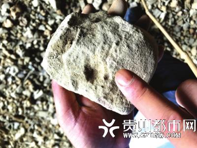 钻木取火石块。