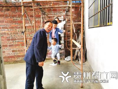 爷爷手工制作的秋千。