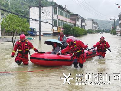 消防人员疏散被困人员。