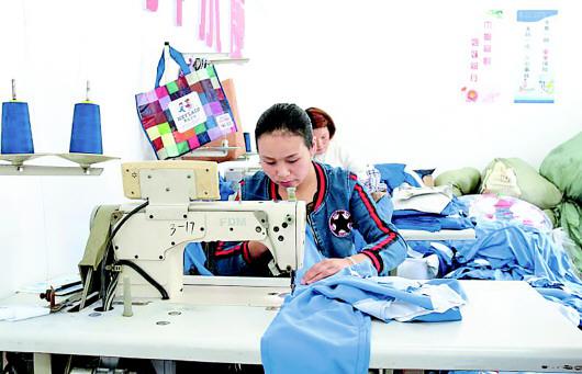 纳雍县白水河社区服装加工扶贫车间。