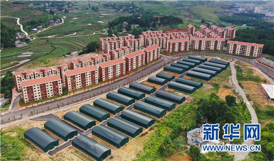 6月11日航拍的贵州安龙县易地扶贫搬迁社区的食用菌基地。新华网 卢志佳 摄