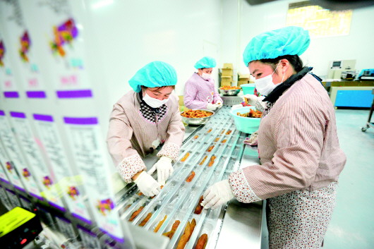 12月8日,榕江县王岭工业园区的贵州薯宝宝农业科技开发有限公司生产车间,工人正在分拣包装红薯干。周光胜 摄(贵景网发)