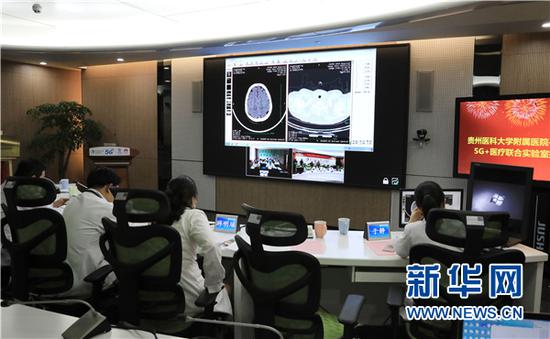 4月10日,贵医附院联合长顺县人民医院及中日友好医院进行首次5G远程多学科会诊。新华网 卢志佳 摄