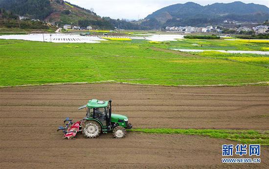 3月1日,农民在贵州省遵义市余庆县白泥镇满溪村驾驶农机耕作(无人机照片)。新华社记者 杨文斌摄