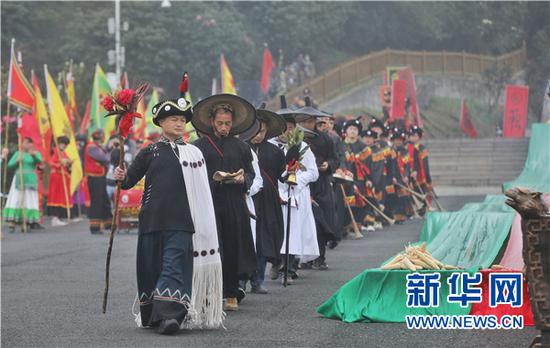 3月28日,彝族祭司正在进行“祭花神”活动。新华网 卢志佳 摄