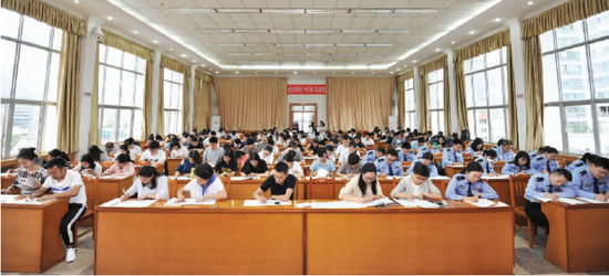 贵阳市在职党员干部理论学习考试举行