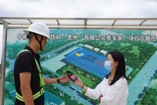 申鹏向记者介绍项目进展情况